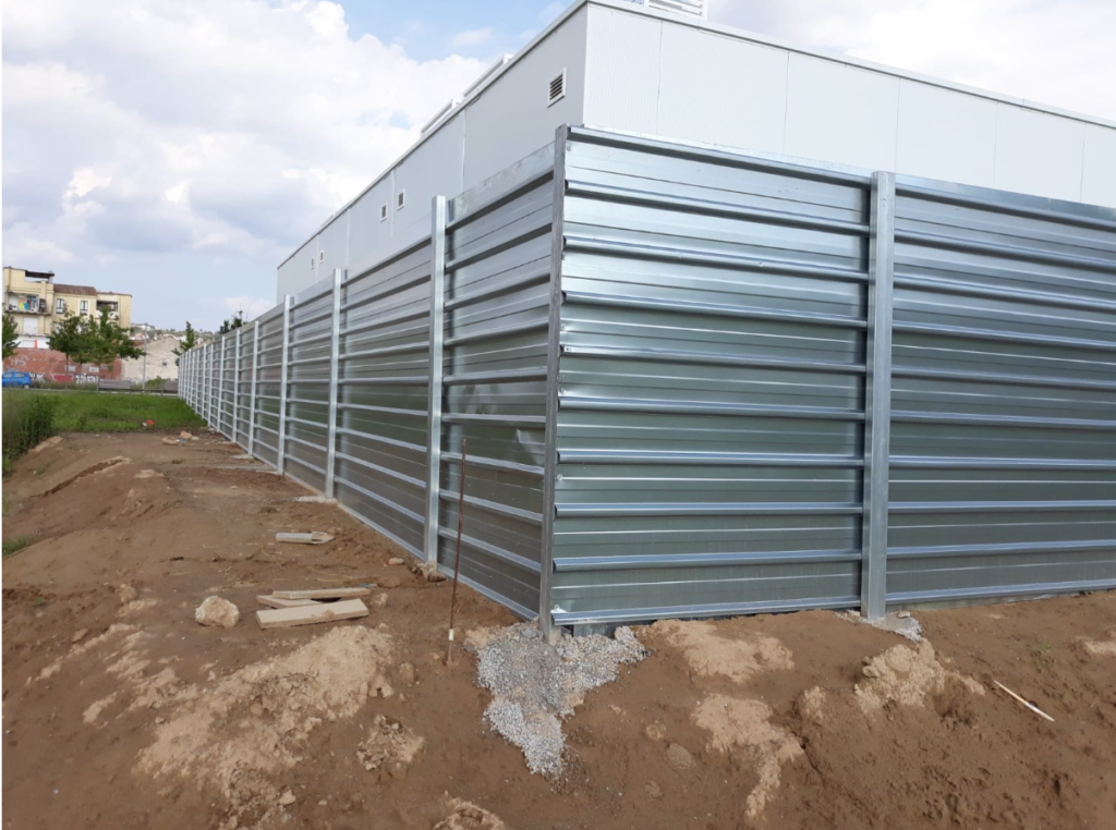 Vallado de seguridad, chapa metálica trapezoidal.