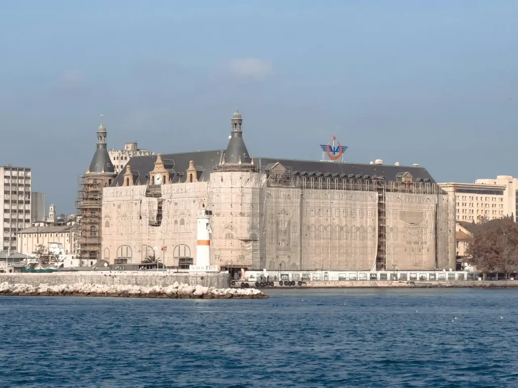 Lona de gran formato que imita la fachada de un edificio 