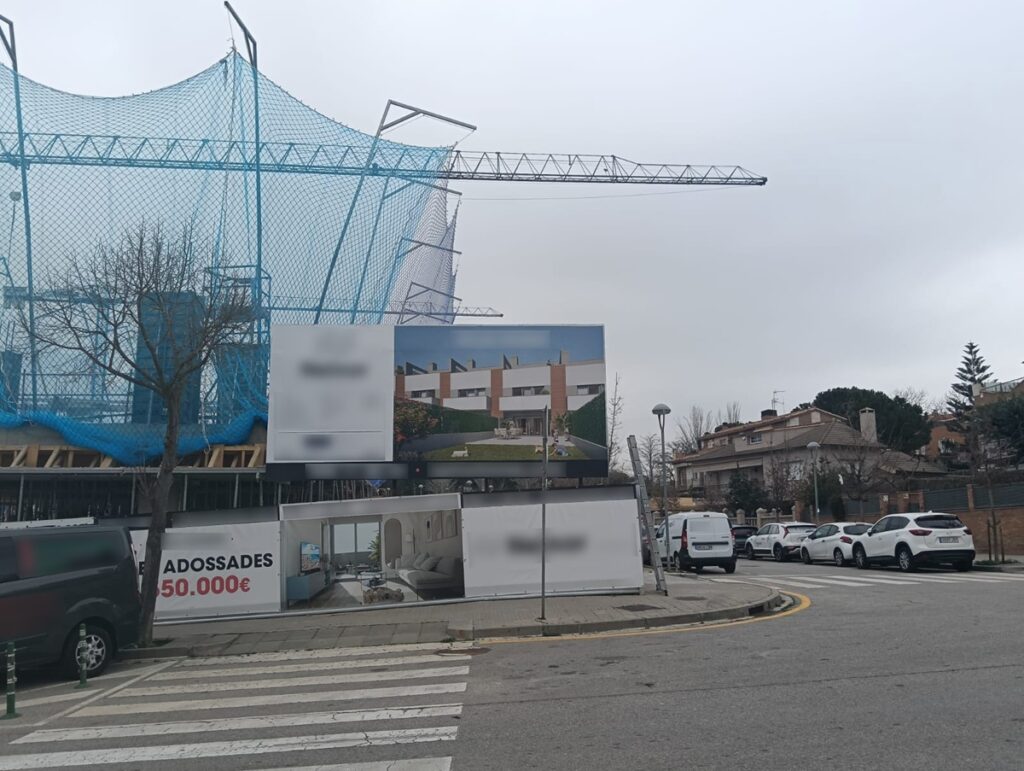 Valla publicitaria en obra