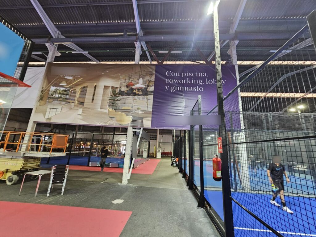 Lona de PVC, publicidad en interior de un recinto deportivo.