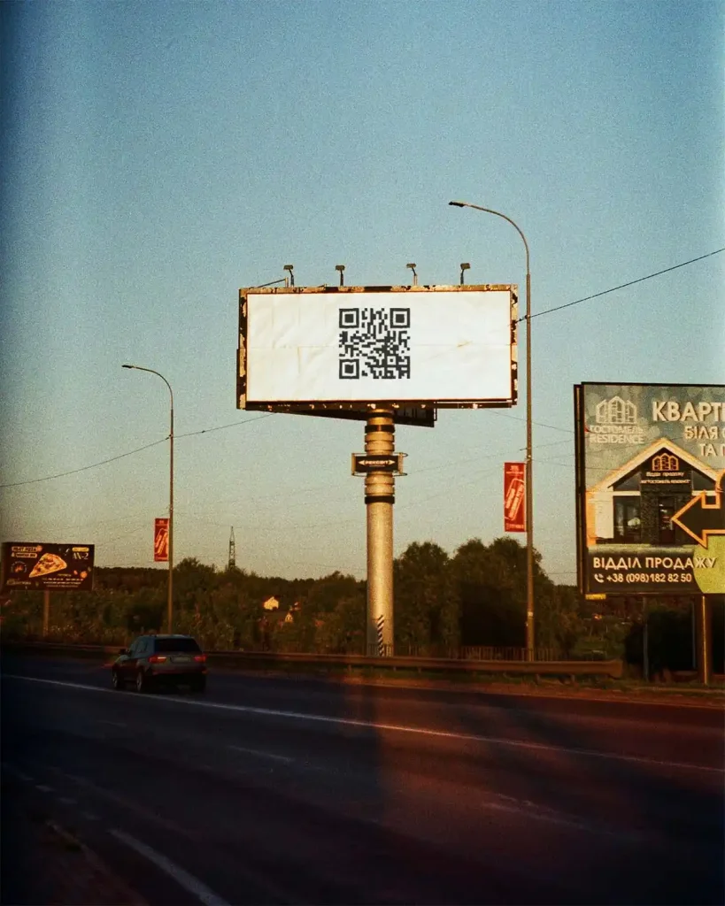 Código QR en valla publicitaria de exterior