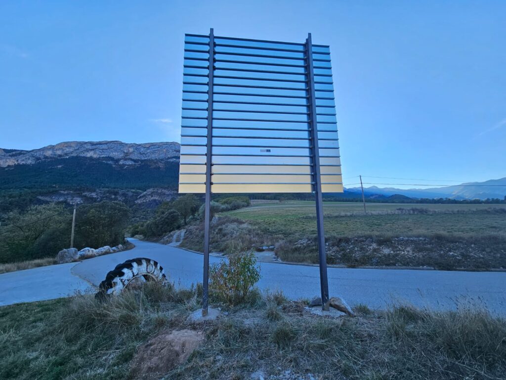 Cartel de Lamas, fabricado en acero galvanizado. Situado en una obra.