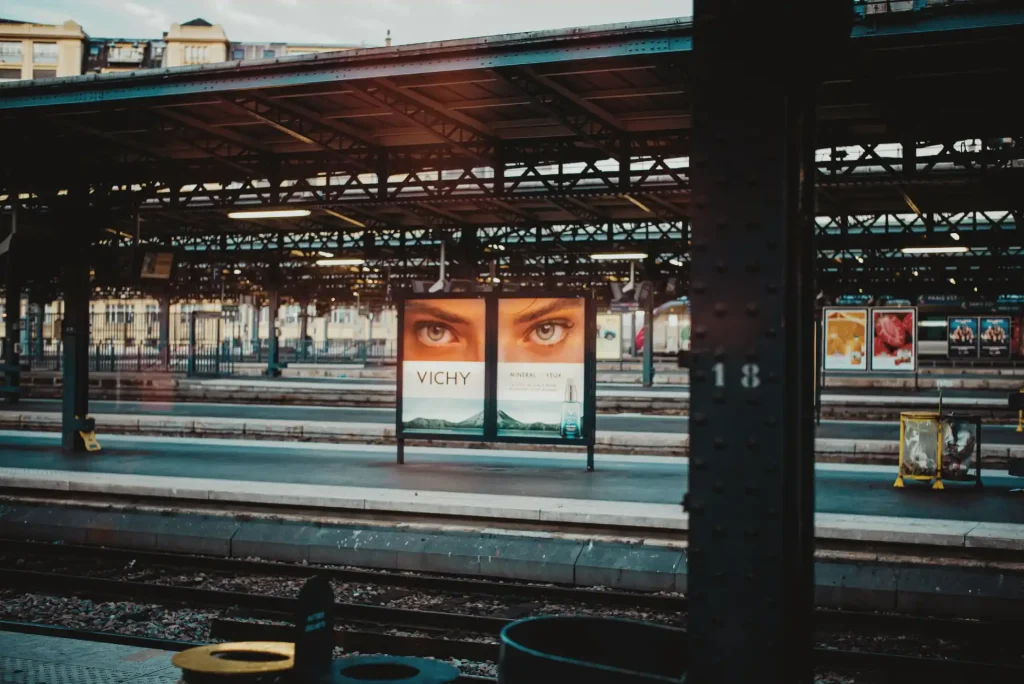 Publicidad de exterior en una estación de tren