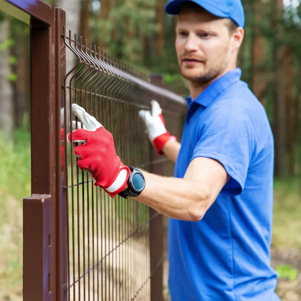 Trabajador instalando una valla antivandálica. Valla Hércules.