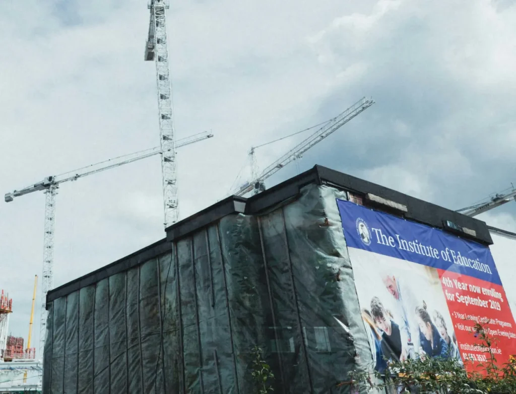 Lona publicitaria de PVC en una construcción