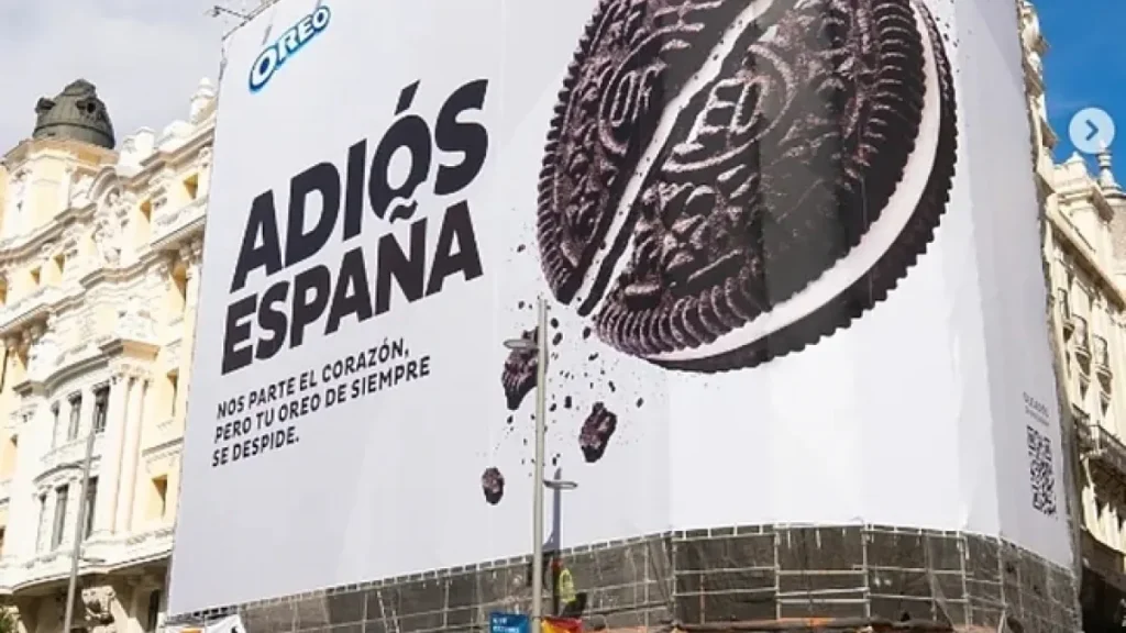 Lona campaña publicitaria Oreo. Adiós España.