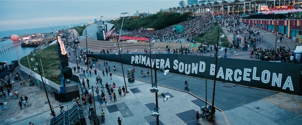 Valla con lona festival Primavera Sound